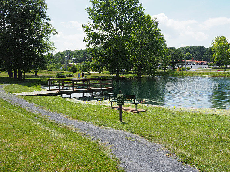Carillon Park池塘，Luray。